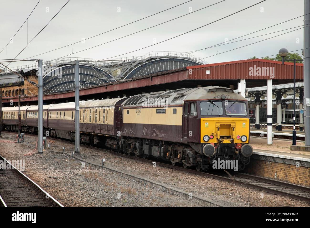 Heritage diesel Class 57 locomotive 57313 avec le train d'excursion 1Z36 Northern Belle de Huddersfield à Édimbourg à la gare York le 26/8/23. Banque D'Images