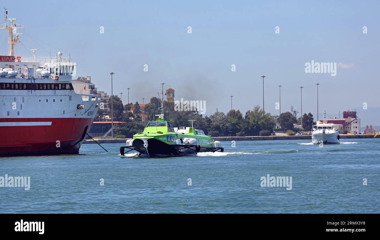 Pirée, Grèce - 04 mai 2015 : Cosmote Hydro Jet Boat approche rapide du port du Pirée au Sunny Spring Day. Banque D'Images