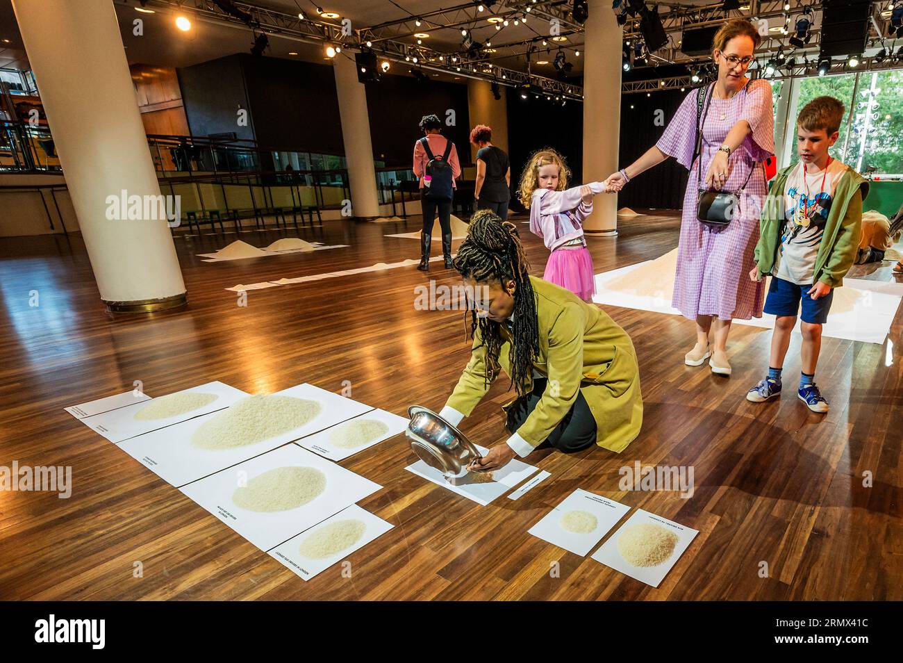 Londres, Royaume-Uni. 30 août 2023. Les personnes impliquées dans les transports tels que le personnel de Ryanair, les membres de RMT, etc. - De tous les gens dans tout le monde : UK, une pièce de performance d'installation par Stan's café. Il se déroule du 28 août au 2 septembre et fait partie de Planet Summer, dans la salle de bal clore, Royal Festival Hall. Deux tonnes de riz avec un grain égal à une personne pour faire des piles qui représentent visuellement les problèmes du jour et aident à les mettre en perspective. Crédit : Guy Bell/Alamy Live News Banque D'Images Londres, Royaume-Uni. 30 août 2023. Les personnes impliquées dans les transports tels que le personnel de Ryanair, les membres de RMT, etc. - De tous les gens dans tout le monde : UK, une pièce de performance d'installation par Stan's café. Il se déroule du 28 août au 2 septembre et fait partie de Planet Summer, dans la salle de bal clore, Royal Festival Hall. Deux tonnes de riz avec un grain égal à une personne pour faire des piles qui représentent visuellement les problèmes du jour et aident à les mettre en perspective. Crédit : Guy Bell/Alamy Live News Banque D'Images