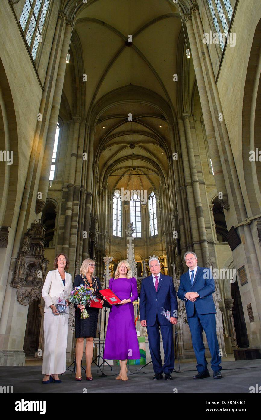 Magdeburg, Allemagne. 30 août 2023. Katarina Barley (SPD, de gauche à droite), vice-présidente du Parlement européen, Simone Borris (indépendante), maire de la ville de Magdebourg, Zuzana Caputova, présidente slovaque, Joachim Gauck, ancien président de la République fédérale d’Allemagne, et Reiner Haseloff (CDU), ministre-président de l'État de Saxe-Anhalt, se tiennent côte à côte dans la cathédrale après la remise du Prix de l'empereur Otto. Le prix Kaiser Otto a été décerné au Président de la Slovaquie. Crédit : Klaus-Dietmar Gabbert/dpa/Alamy Live News Banque D'Images