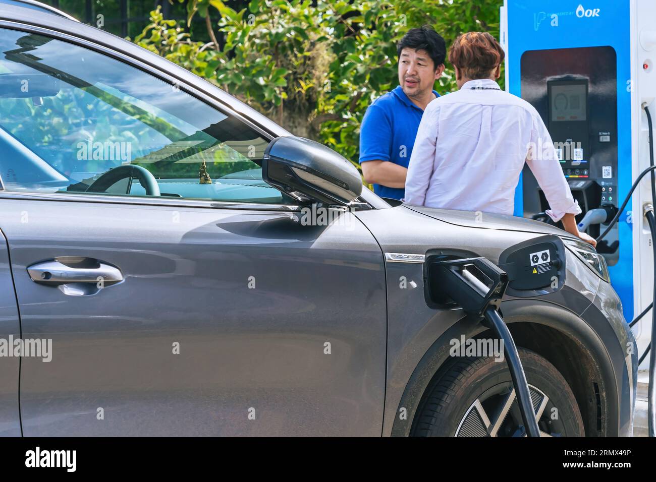 KANCHANABURI-THAÏLANDE, août 19 ,2023 : chargement du véhicule BYD EV avec le câble EV en branchant le câble tout en chargeant la voiture électrique. Recharge extérieure Banque D'Images