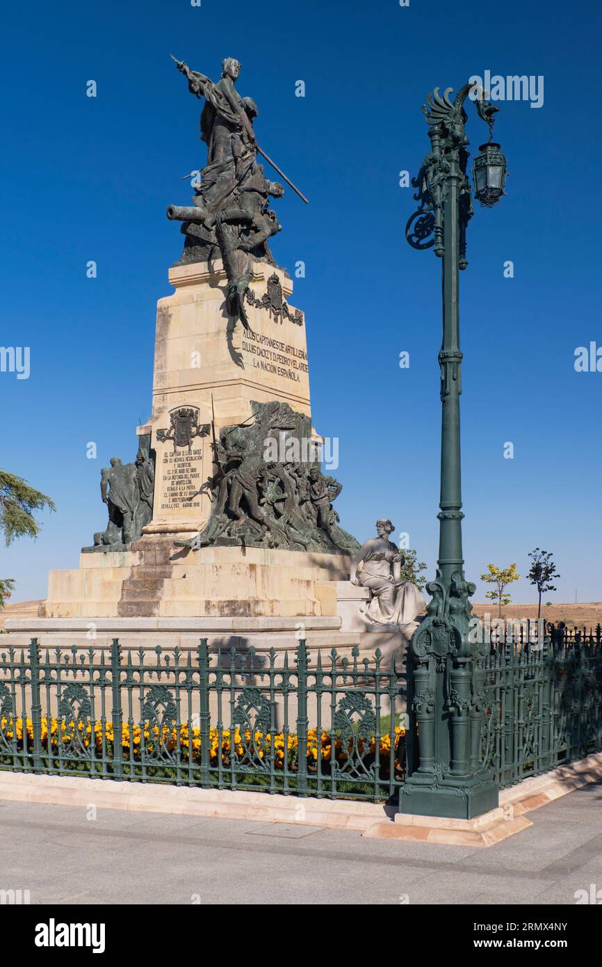 Espagne, Castille et Léon, Ségovie, Alcazar de Ségovie, le Monument à Daoiz et Velarde sur la Plaza de la Reina Victoria en face de la forteresse.. Banque D'Images