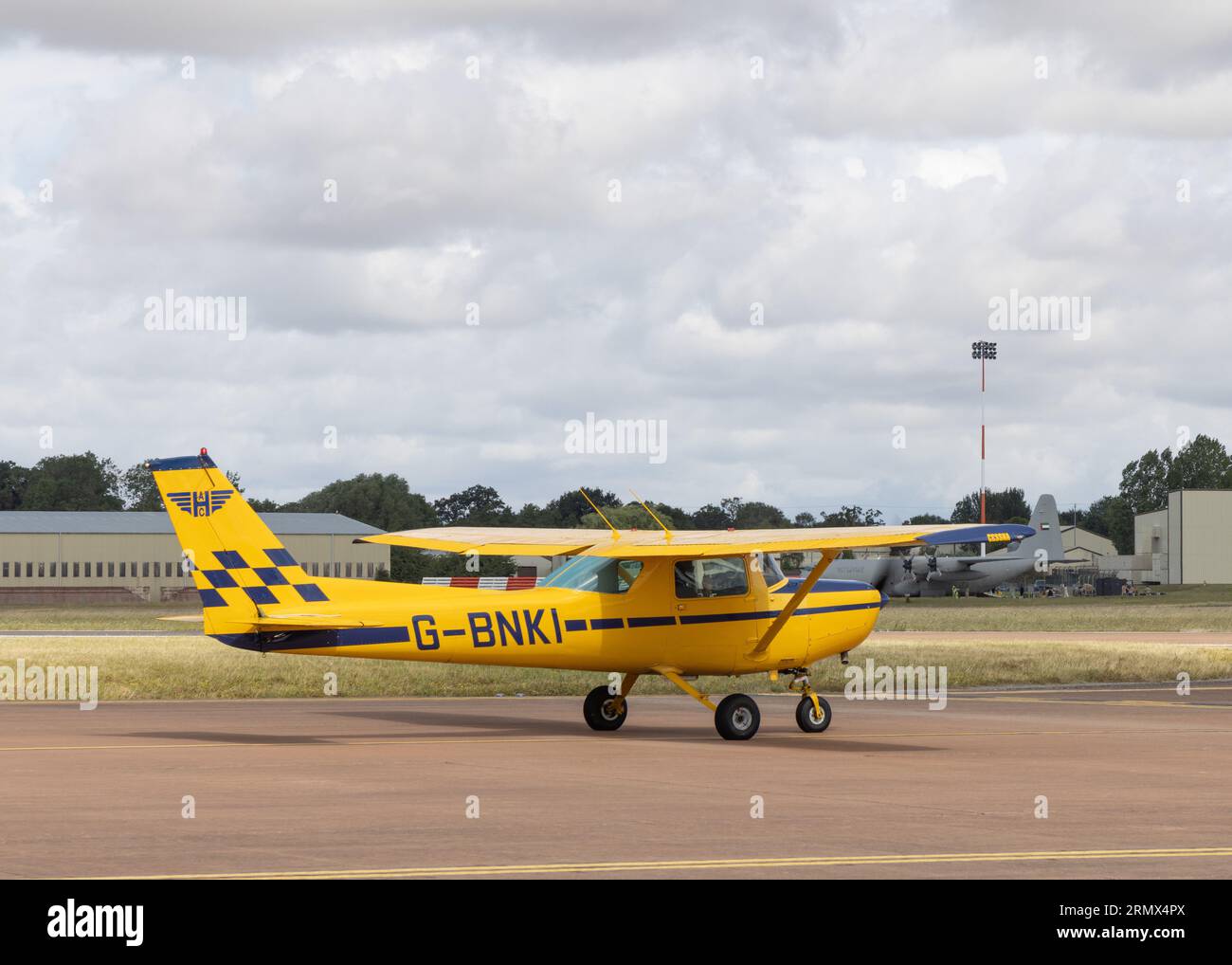 Le Cessna 152 G-BNKI appartenant à la RAF Halton Aeroplane Club quitte le Royal International Air Tattoo de 2023 Banque D'Images