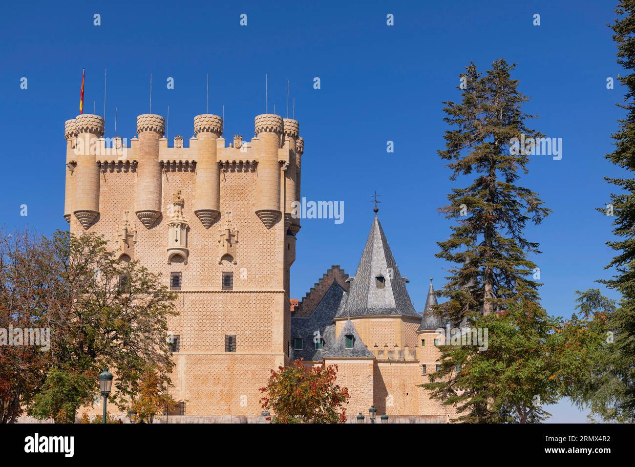 Espagne, Castille et Léon, Ségovie, Alcazar de Ségovie du 12e siècle avec la Tour de Jean 15e de Castille du 2e siècle étant la caractéristique principale, tête sur v Banque D'Images