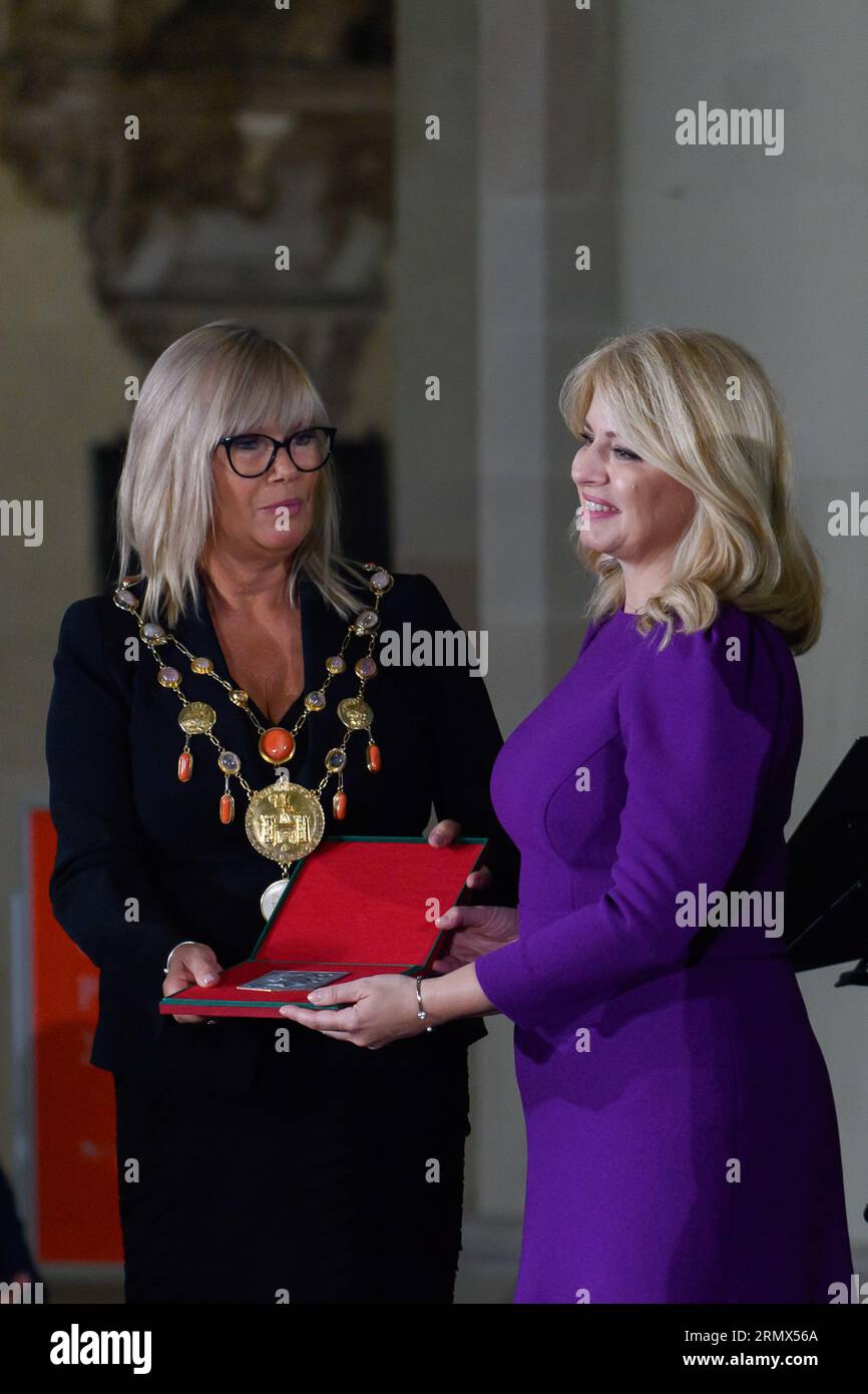 Magdeburg, Allemagne. 30 août 2023. Simone Borris (l, indépendante), maire de Magdebourg, décerne le prix Empereur Otto au président slovaque Zuzana Caputova dans la cathédrale de Magdebourg. Crédit : Klaus-Dietmar Gabbert/dpa/Alamy Live News Banque D'Images