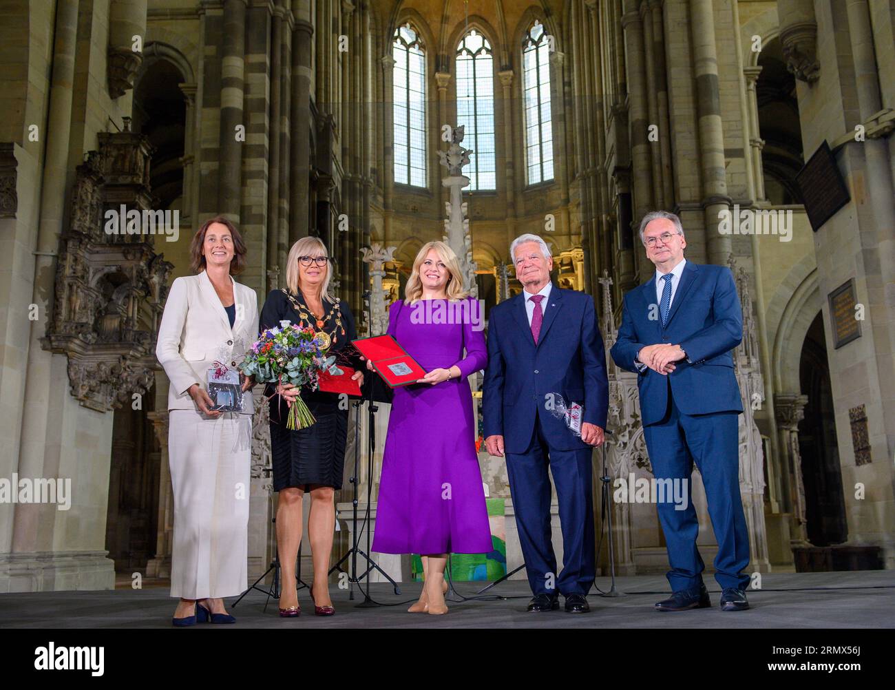 Magdeburg, Allemagne. 30 août 2023. Katarina Barley (SPD, de gauche à droite), vice-présidente du Parlement européen, Simone Borris (indépendante), maire de la ville de Magdebourg, Zuzana Caputova, présidente slovaque, Joachim Gauck, ancien président de la République fédérale d’Allemagne, et Reiner Haseloff (CDU), ministre-président de l'État de Saxe-Anhalt, se tiennent côte à côte dans la cathédrale après la remise du Prix de l'empereur Otto. Le prix Kaiser Otto a été décerné au Président de la Slovaquie. Crédit : Klaus-Dietmar Gabbert/dpa/Alamy Live News Banque D'Images