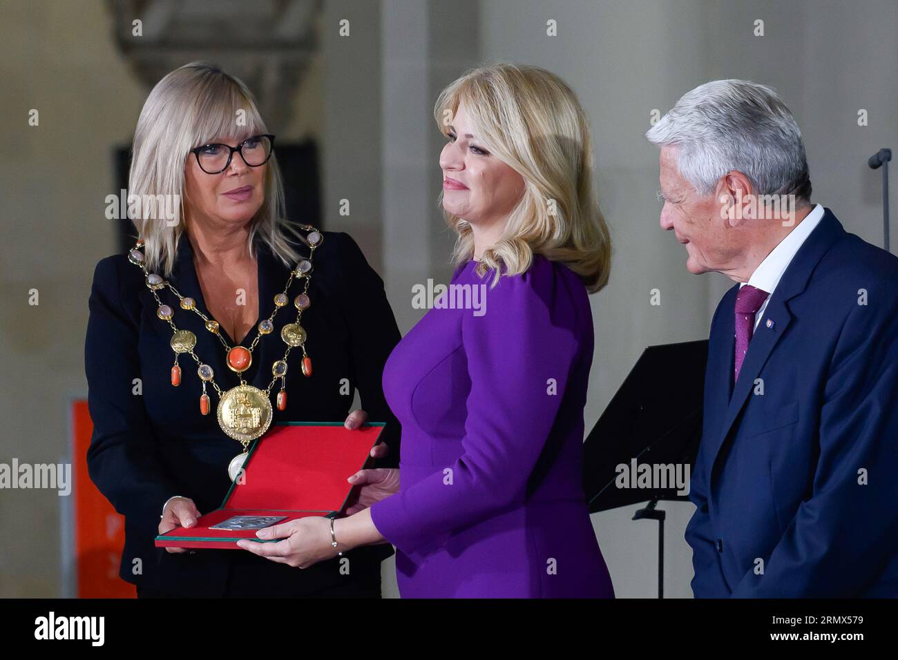 Magdeburg, Allemagne. 30 août 2023. Simone Borris (de gauche à droite, sans affiliation à un parti), maire de Magdebourg, décerne le Prix Empereur Otto au président slovaque Zuzana Caputova, en compagnie de Joachim Gauck, ancien président fédéral, dans la cathédrale de Magdebourg. Crédit : Klaus-Dietmar Gabbert/dpa/Alamy Live News Banque D'Images