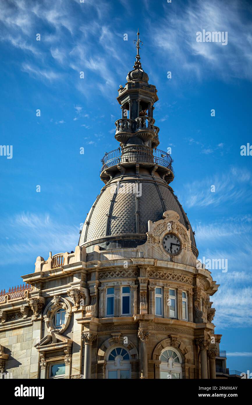 Détail de l'un des dômes de l'Hôtel de ville de Carthagène avec son horloge, région de Murcie, Espagne Banque D'Images