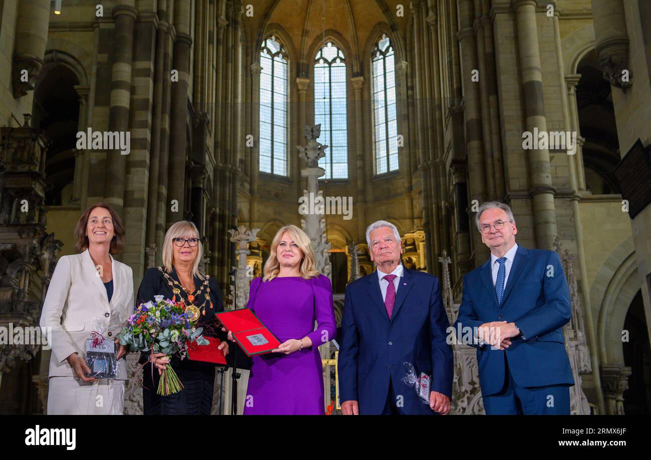 Magdeburg, Allemagne. 30 août 2023. Katarina Barley (SPD, de gauche à droite), vice-présidente du Parlement européen, Simone Borris (indépendante), maire de la ville de Magdebourg, Zuzana Caputova, présidente slovaque, Joachim Gauck, ancien président de la République fédérale d’Allemagne, et Reiner Haseloff (CDU), ministre-président de l'État de Saxe-Anhalt, se tiennent côte à côte dans la cathédrale après la remise du Prix de l'empereur Otto. Le prix Kaiser Otto a été décerné au Président de la Slovaquie. Crédit : Klaus-Dietmar Gabbert/dpa/Alamy Live News Banque D'Images