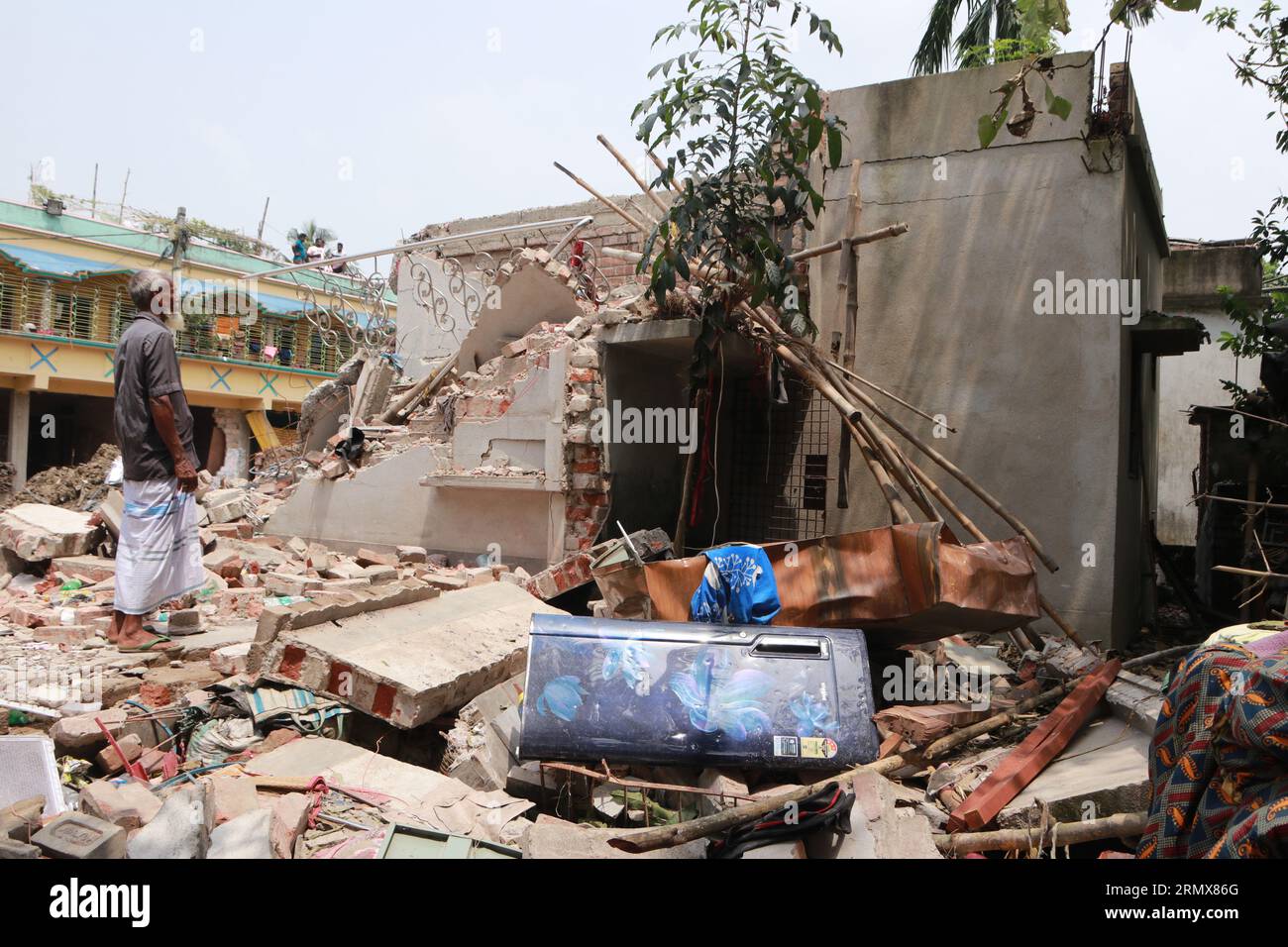 La scène d'un bâtiment endommagé après une explosion massive s'est produite dans une usine de pétards dans le village de Duttapukur, au nord 24 Parganas, en Inde, le 29 août 2023. Total officiel de 9 morts explosion de Dattapukur, alors que Samsul Ali, un copropriétaire de l'usine illégale de pétards, a succombé à ses blessures à l'hôpital du district de Barasat, un autre corps mutilé a été récupéré dans un étang local, à près de 100 mètres du site de l'explosion. (Photo de Dipa Chakraborty/Pacific Press/Sipa USA) crédit : SIPA USA/Alamy Live News Banque D'Images