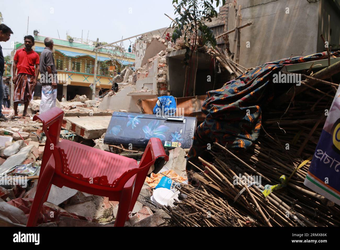 La scène d'un bâtiment endommagé après une explosion massive s'est produite dans une usine de pétards dans le village de Duttapukur, au nord 24 Parganas, en Inde, le 29 août 2023. Total officiel de 9 morts explosion de Dattapukur, alors que Samsul Ali, un copropriétaire de l'usine illégale de pétards, a succombé à ses blessures à l'hôpital du district de Barasat, un autre corps mutilé a été récupéré dans un étang local, à près de 100 mètres du site de l'explosion. (Photo de Dipa Chakraborty/Pacific Press/Sipa USA) crédit : SIPA USA/Alamy Live News Banque D'Images