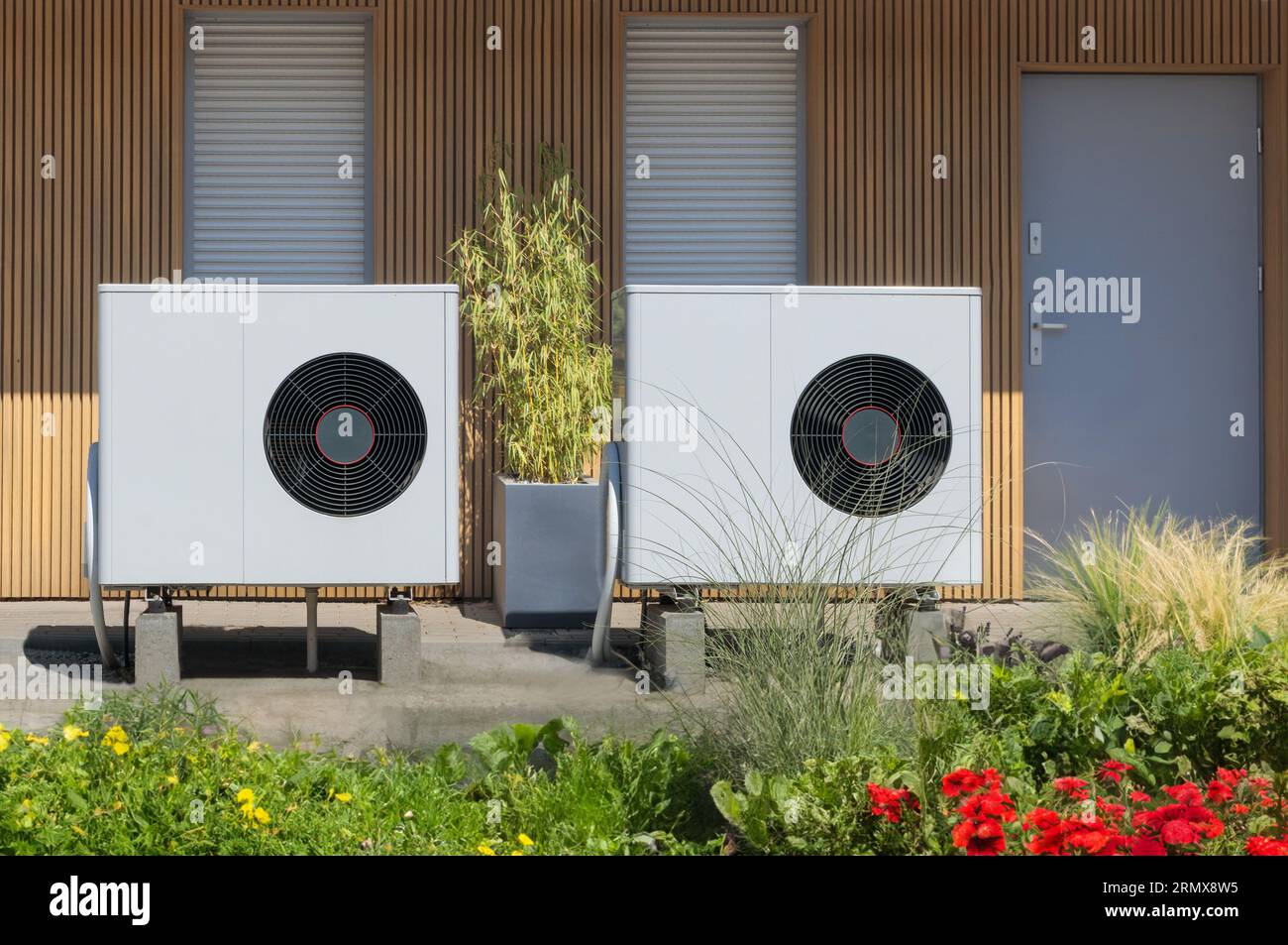 Pompes à chaleur à double source d'air écologiques chez Contemporary Home Banque D'Images
