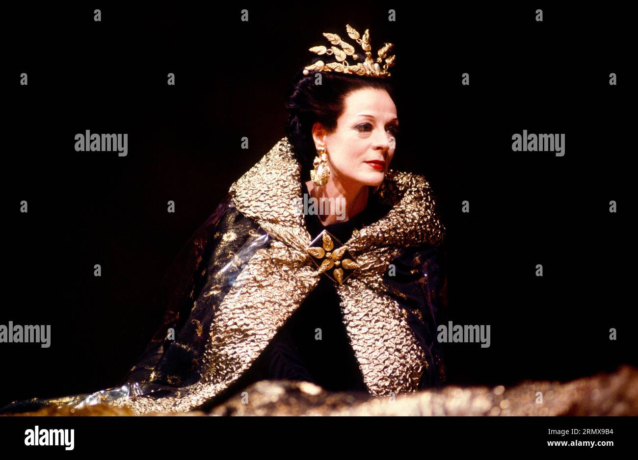 Maggie Smith (Jocasta) dans LA MACHINE INFERNALE de Jean Cocteau au Lyric Theatre Hammersmith, Londres W6 07/11/1986 design : Bruno Santini éclairage : Geoffrey Joyce traduit et réalisé par Simon Callow Banque D'Images