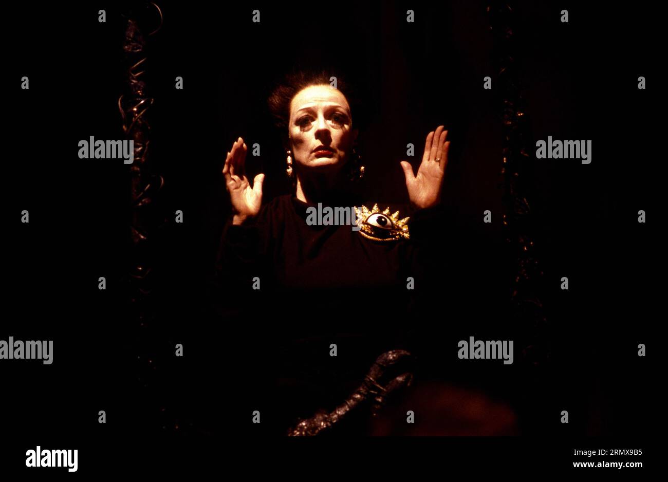 Maggie Smith (Jocasta) dans LA MACHINE INFERNALE de Jean Cocteau au Lyric Theatre Hammersmith, Londres W6 07/11/1986 design : Bruno Santini éclairage : Geoffrey Joyce traduit et réalisé par Simon Callow Banque D'Images