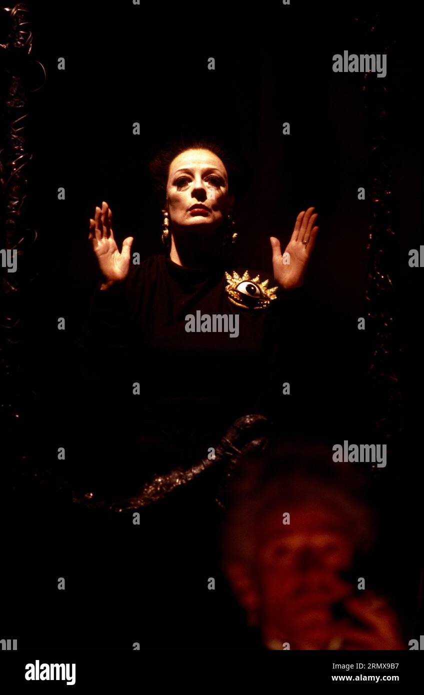 Maggie Smith (Jocasta) dans LA MACHINE INFERNALE de Jean Cocteau au Lyric Theatre Hammersmith, Londres W6 07/11/1986 design : Bruno Santini éclairage : Geoffrey Joyce traduit et réalisé par Simon Callow Banque D'Images