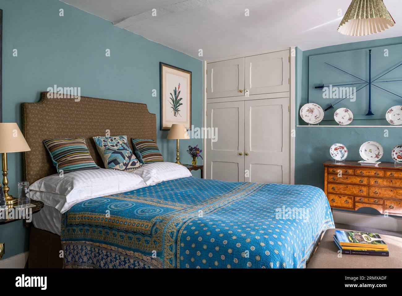 Murs de la chambre à 'St Patrick's avec kantha indien et corne de chasse et rapiersin maison géorgienne du 18e siècle, Northamptonshire, Royaume-Uni Banque D'Images