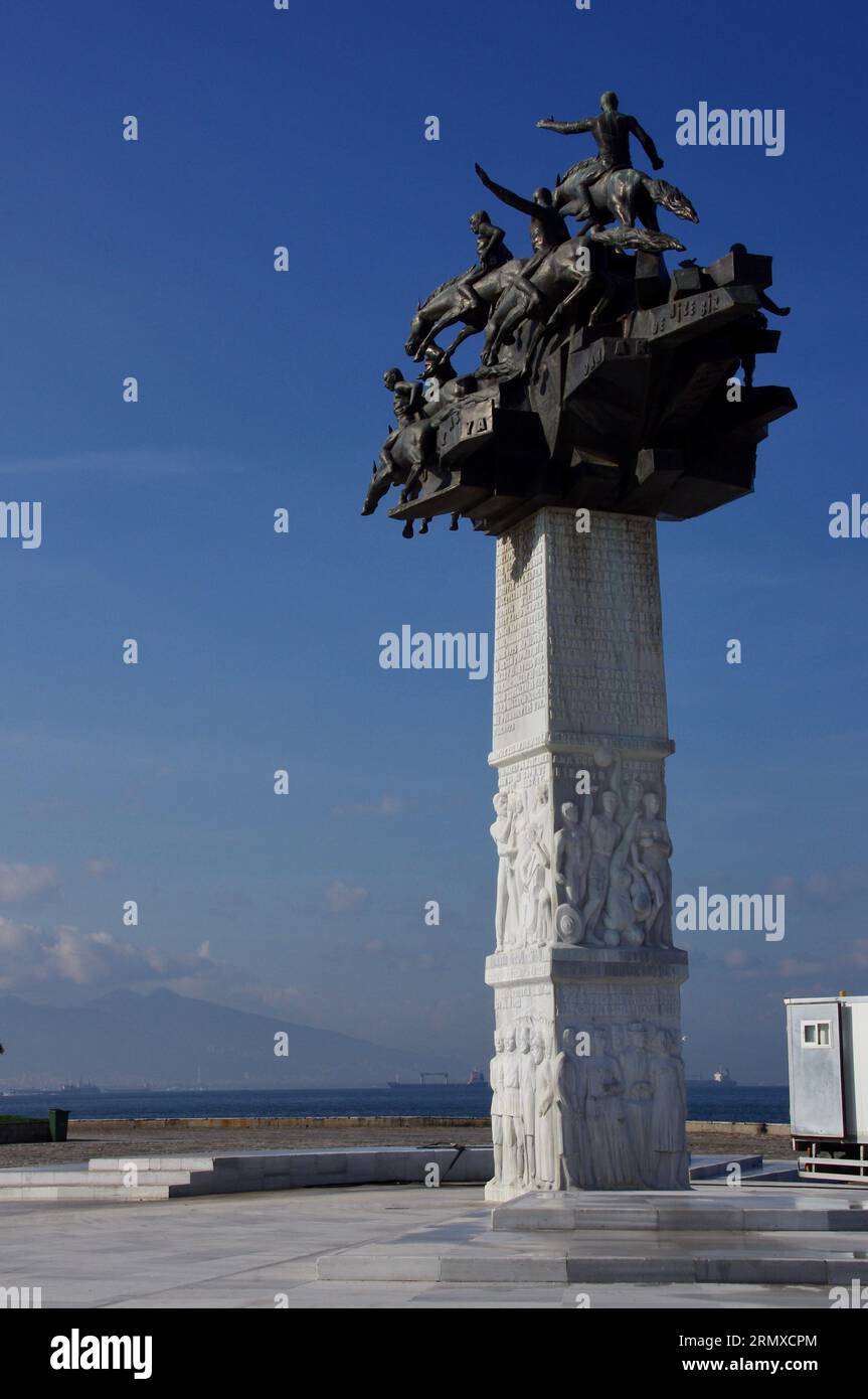 İzmir, Türkiye, Monument de l'arbre de la République sur la place Gündoğdu. Conçu par Ferit Özşen (2003). Banque D'Images