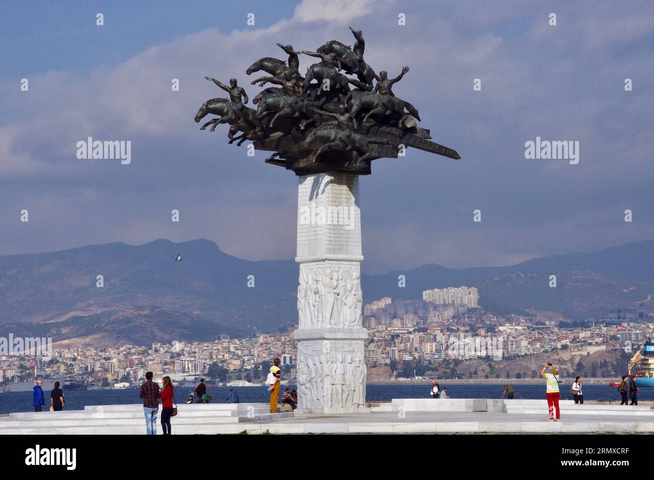 İzmir, Türkiye, Monument de l'arbre de la République sur la place Gündoğdu. Conçu par Ferit Özşen (2003). Banque D'Images