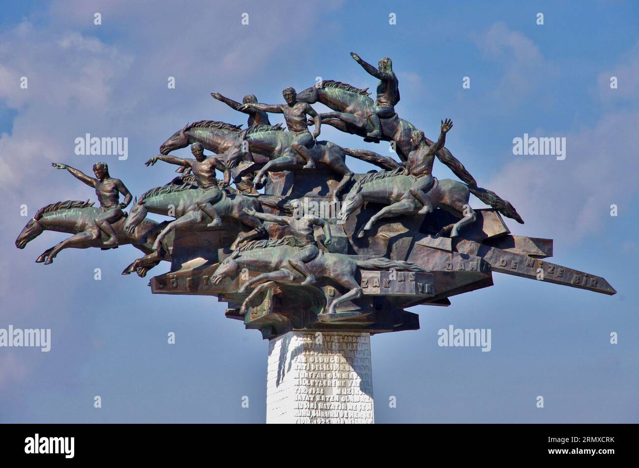 İzmir, Türkiye, Monument de l'arbre de la République sur la place Gündoğdu. Conçu par Ferit Özşen (2003). Banque D'Images