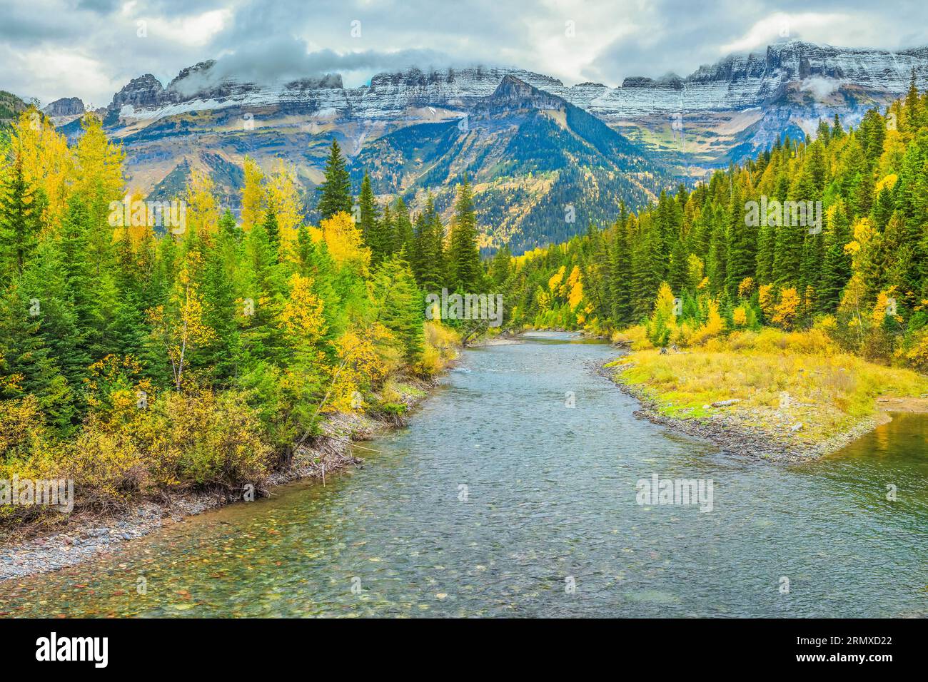 Mcdonald Creek à l'automne sous le jardin mur dans le Glacier National Park, Montana Banque D'Images