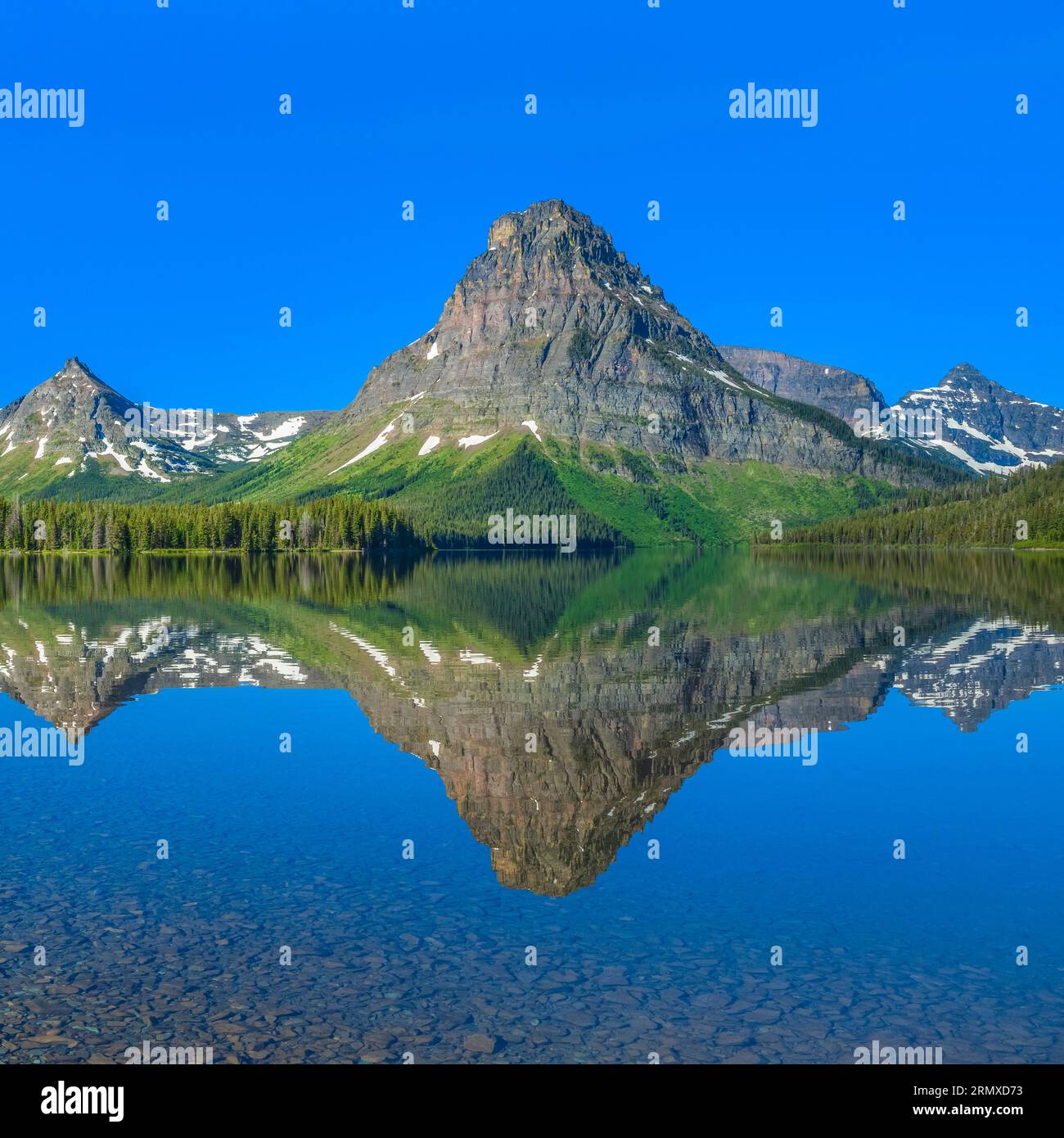 Sinopah reflétée dans la montagne deux lac medicine dans le Glacier National Park, Montana Banque D'Images
