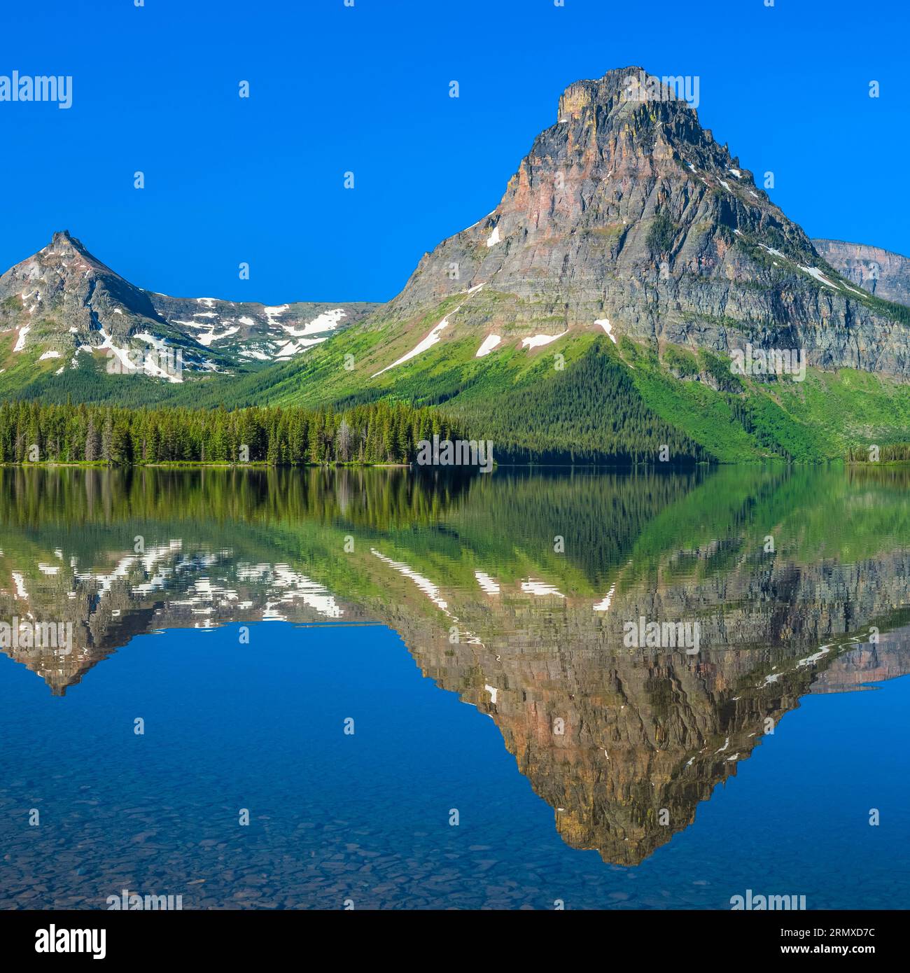 Sinopah reflétée dans la montagne deux lac medicine dans le Glacier National Park, Montana Banque D'Images