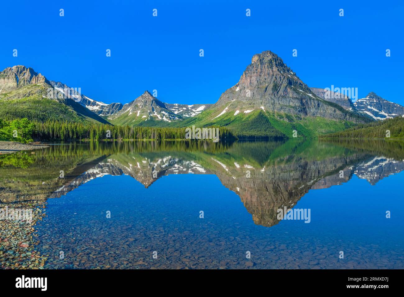 Sinopah reflétée dans la montagne deux lac medicine dans le Glacier National Park, Montana Banque D'Images