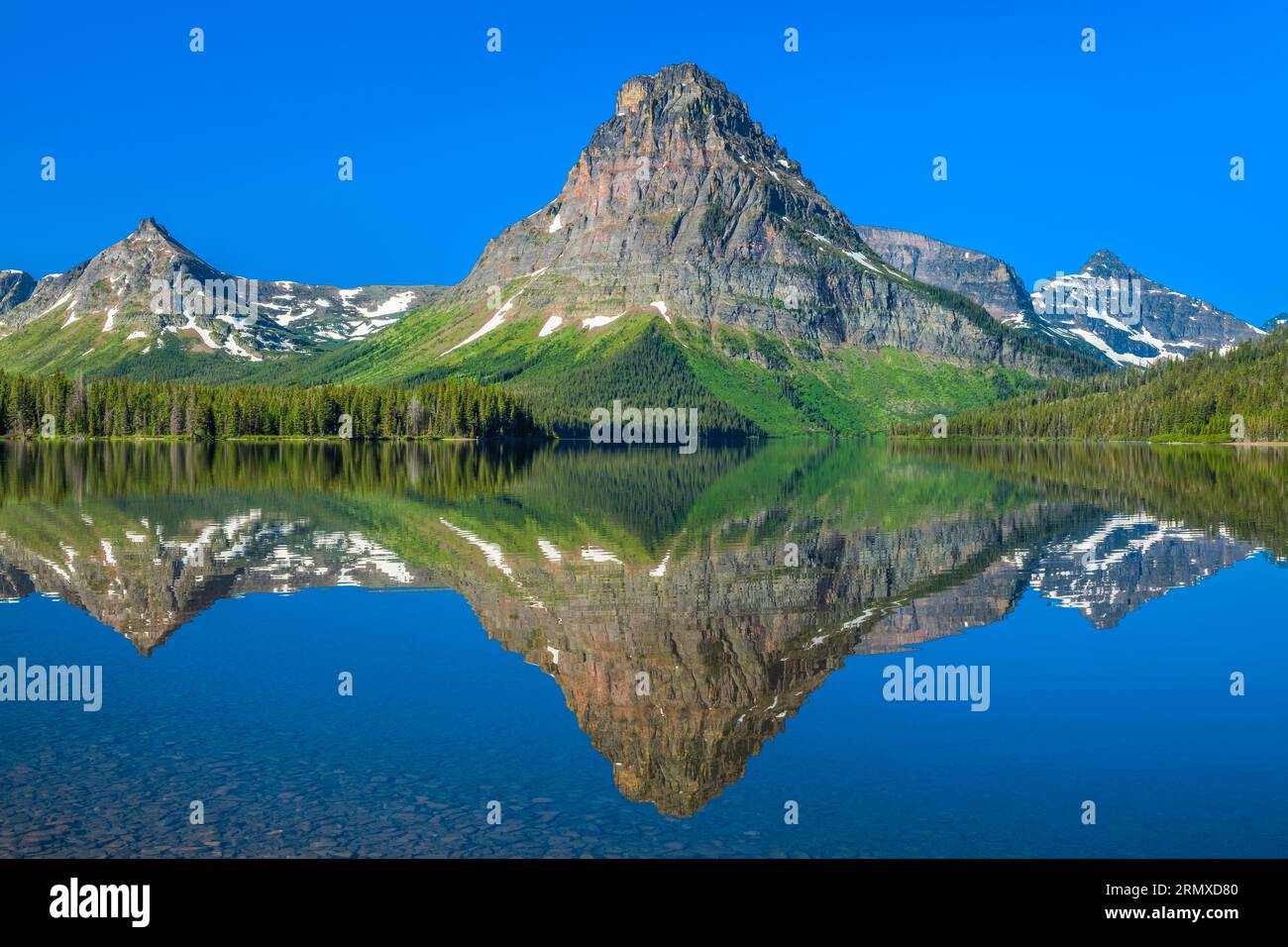 Sinopah reflétée dans la montagne deux lac medicine dans le Glacier National Park, Montana Banque D'Images