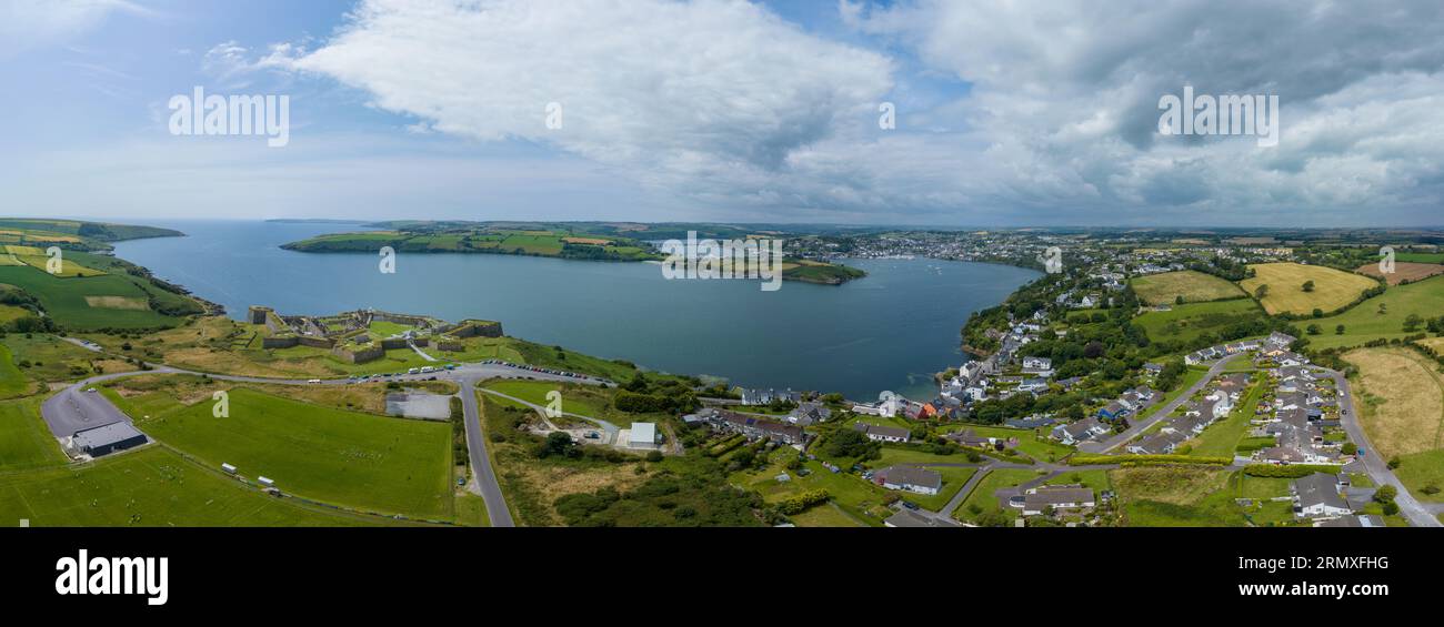 Vue aérienne panoramique de la baie de Kinsale avec la rivière Bandon dans le sud de l'Irlande gardée par James fort et Charles fort destination touristique populaire Banque D'Images