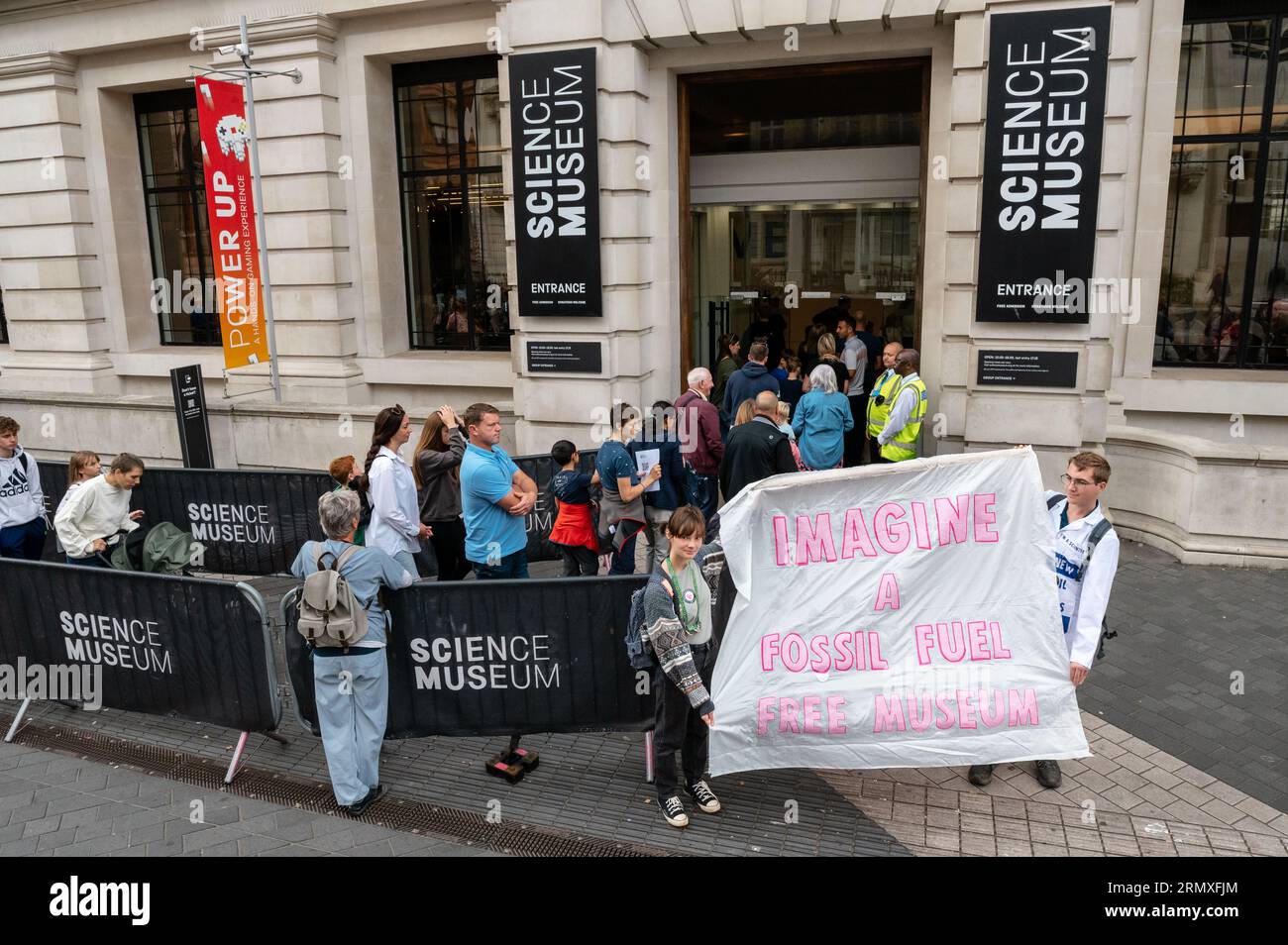 Londres, Royaume-Uni. 28 août 2023. Les professionnels de la santé de extinction Rebellion font de la sensibilisation à l'extérieur du Science Museum à Londres. Les activistes climatiques Wea Banque D'Images