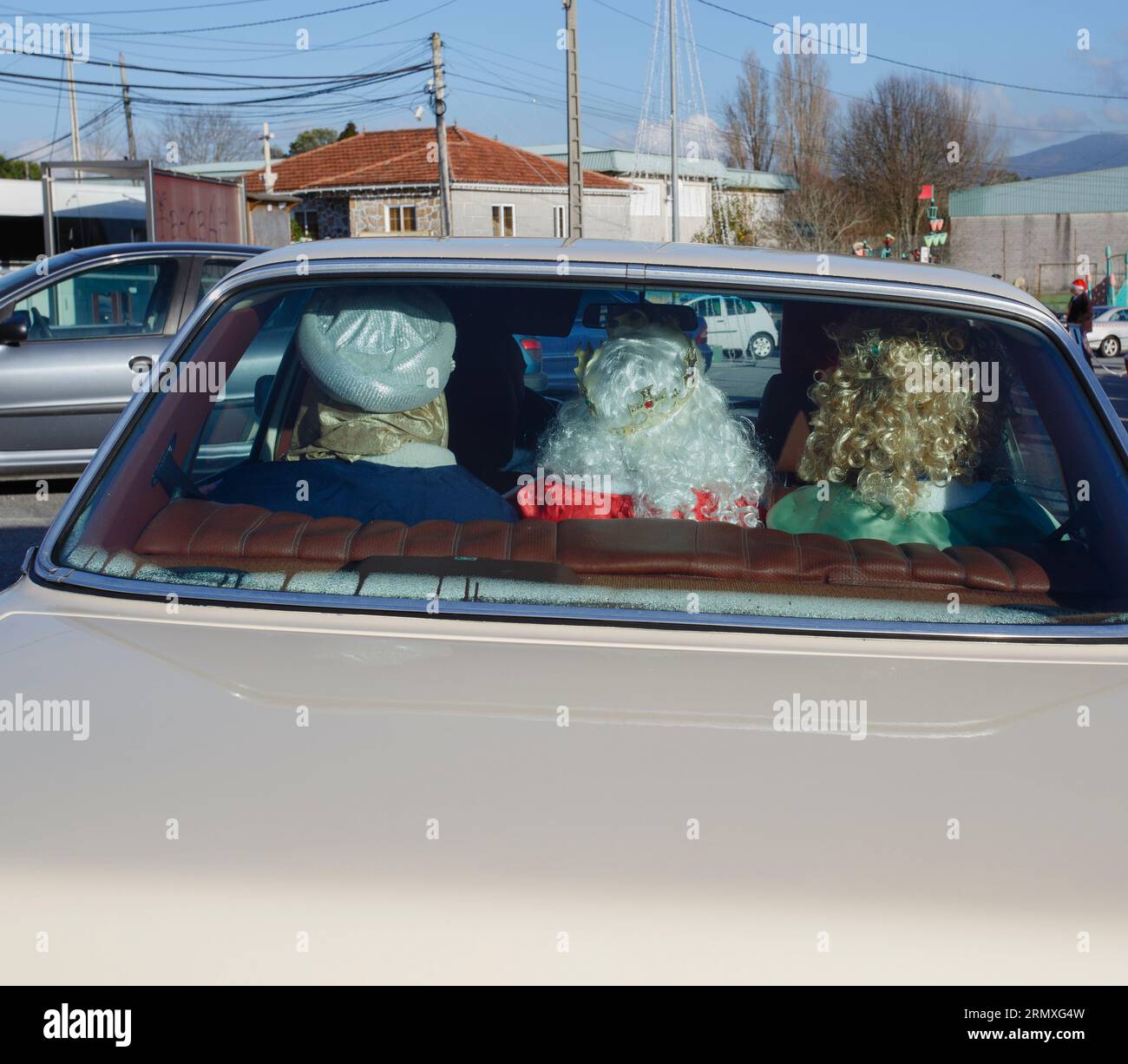 Les trois sages de l'est voyagent dans une voiture blanche le jour des trois rois. Noël Banque D'Images