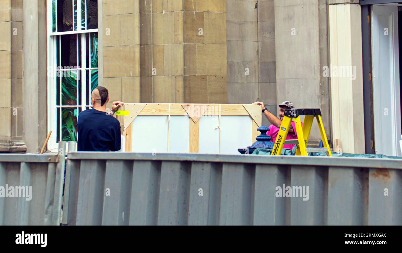 Glasgow, Écosse, Royaume-Uni. 30 août 2023. La police a appelé à l'enlèvement de l'exposition Banksy car son personnel n'a pas installé des clôtures assez hautes pour empêcher les gens de voir les expositions partir. Le personnel a eu recours au carton pour cacher le travail et a écrit des messages offensants en réponse à l'effort supplémentaire. La police a été appelée et le personnel a été informé qu'il n'y avait rien qu'ils pouvaient faire et d'enlever les mots de jure. Ironiquement, Banksy qui supervisait peut-être le renvoi pour le faire. Crédit Gerard Ferry/Alamy Live News Banque D'Images
