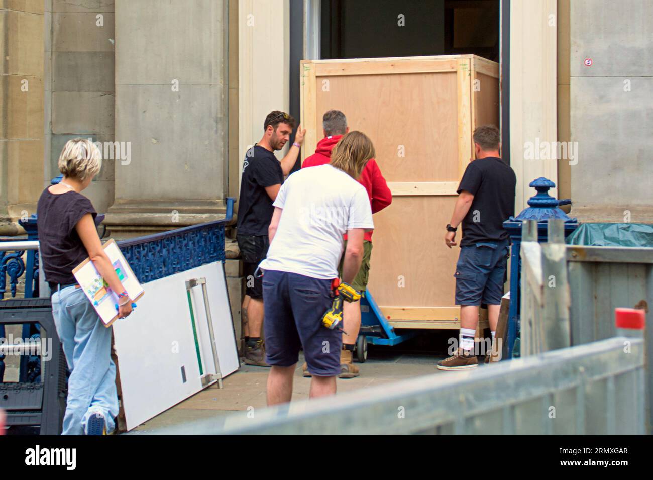 Glasgow, Écosse, Royaume-Uni. 30 août 2023. Trop grand pour que les portes de scie de porte soient enlevées pour faire passer la caisse à travers. Le personnel a eu recours au carton pour cacher le travail et a écrit des messages offensants en réponse à l'effort supplémentaire. La police a été appelée et le personnel a été informé qu'il n'y avait rien qu'ils pouvaient faire et d'enlever les mots de jure. Ironiquement, Banksy qui supervisait peut-être le renvoi pour le faire. Crédit Gerard Ferry/Alamy Live News Banque D'Images