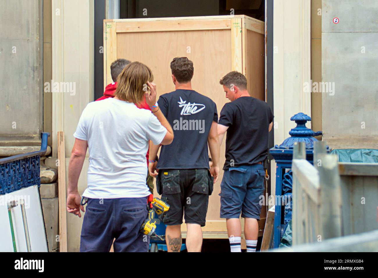 Glasgow, Écosse, Royaume-Uni. 30 août 2023. Trop grand pour que les portes de scie de porte soient enlevées pour faire passer la caisse à travers. Le personnel a eu recours au carton pour cacher le travail et a écrit des messages offensants en réponse à l'effort supplémentaire. La police a été appelée et le personnel a été informé qu'il n'y avait rien qu'ils pouvaient faire et d'enlever les mots de jure. Ironiquement, Banksy qui supervisait peut-être le renvoi pour le faire. Crédit Gerard Ferry/Alamy Live News Banque D'Images