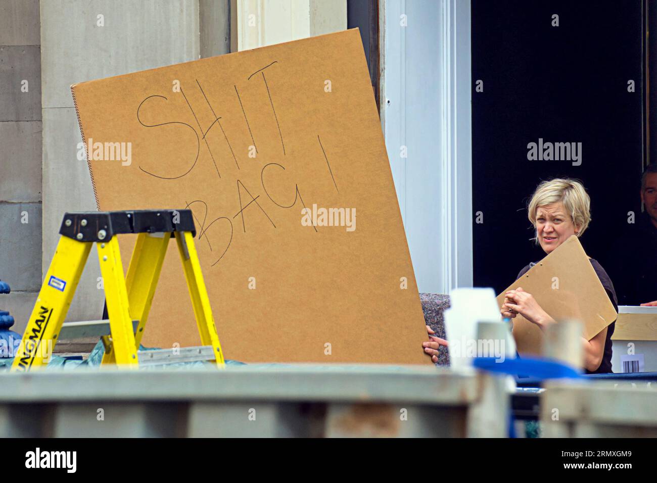 Glasgow, Écosse, Royaume-Uni. 30 août 2023. La police a appelé à l'enlèvement de l'exposition Banksy car son personnel n'a pas installé des clôtures assez hautes pour empêcher les gens de voir les expositions partir. Banksies PA toujours à ses côtés. La police a été appelée et le personnel a été informé qu'il n'y avait rien qu'ils pouvaient faire et d'enlever les mots de jure. Ironiquement, Banksy qui supervisait peut-être le renvoi pour le faire. Crédit Gerard Ferry/Alamy Live News Banque D'Images