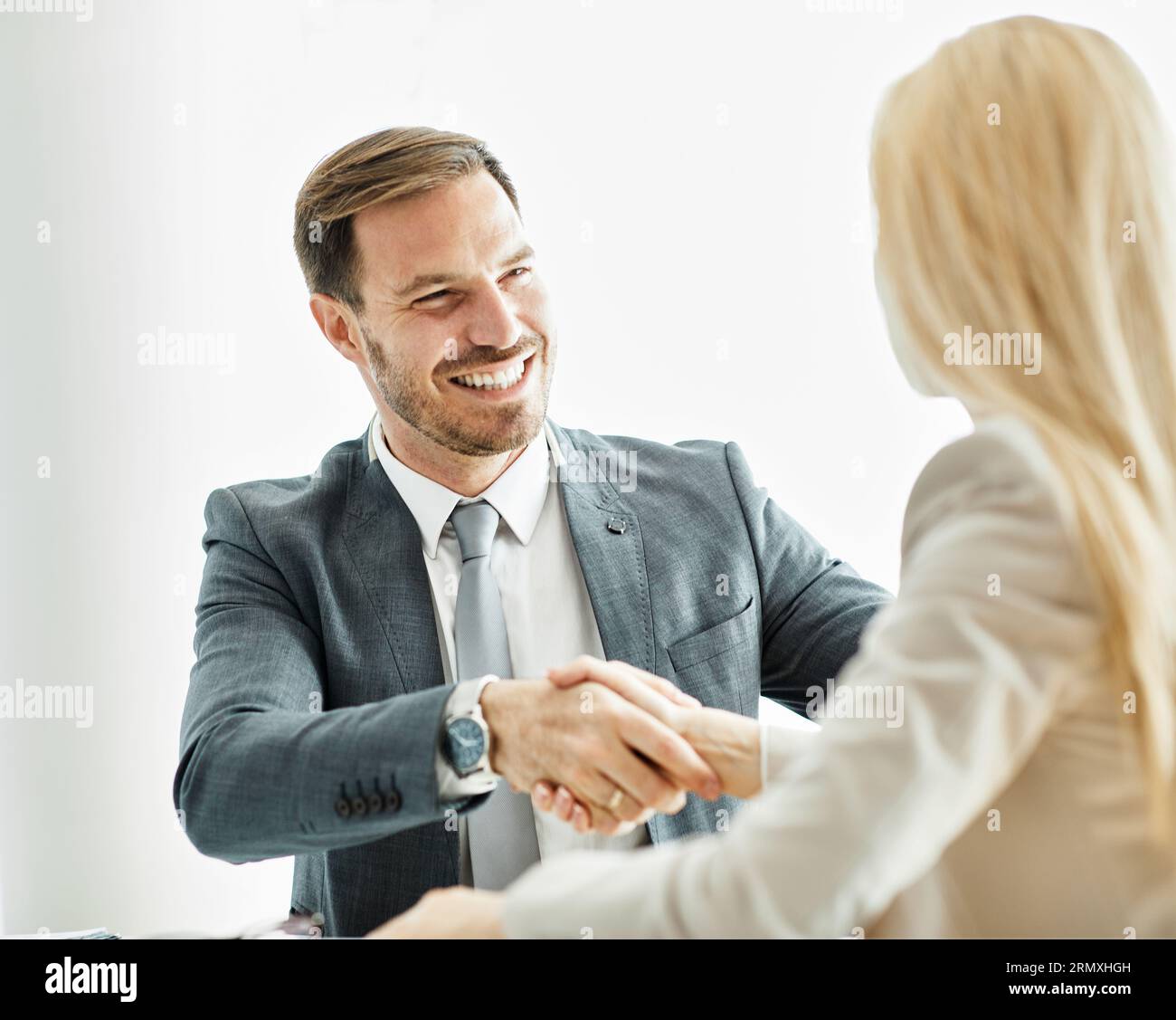 homme d'affaires traite contrat poignée de main poignée de main transaction agent d'affaires contrat bureau de client Banque D'Images