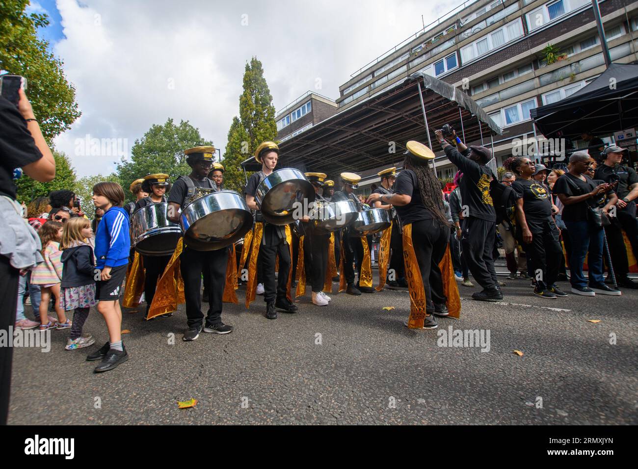 Londres, Royaume-Uni, 27 août 2023. C'est le premier jour du Carnaval de Notting Hill et de sa Journée des enfants. Beaucoup de costumes et des milliers de fêtards dans les rues de Notting Hill, Londres, Andrew Lalchan Photography/Alamy Live News Banque D'Images