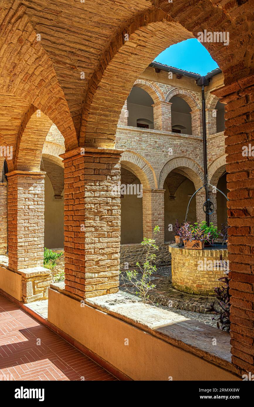 Les arches en briques rouges du cloître du couvent de la retraite de la Santissima Annunziata del Poggio ad Orsogna. Orsogna, Abruzzes Banque D'Images