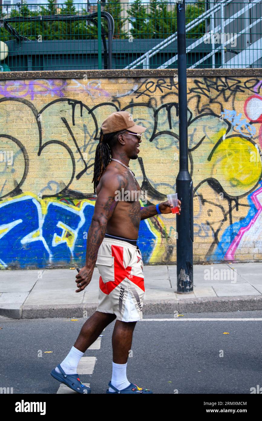 Londres, Royaume-Uni, 27 août 2023. C'est le premier jour du Carnaval de Notting Hill et de sa Journée des enfants. Beaucoup de costumes et des milliers de fêtards dans les rues de Notting Hill, Londres, Andrew Lalchan Photography/Alamy Live News Banque D'Images