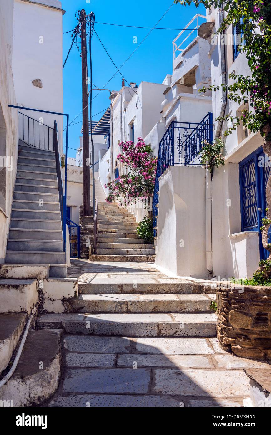 Rue étagée dans le village de Kardiani, Tinos. Banque D'Images