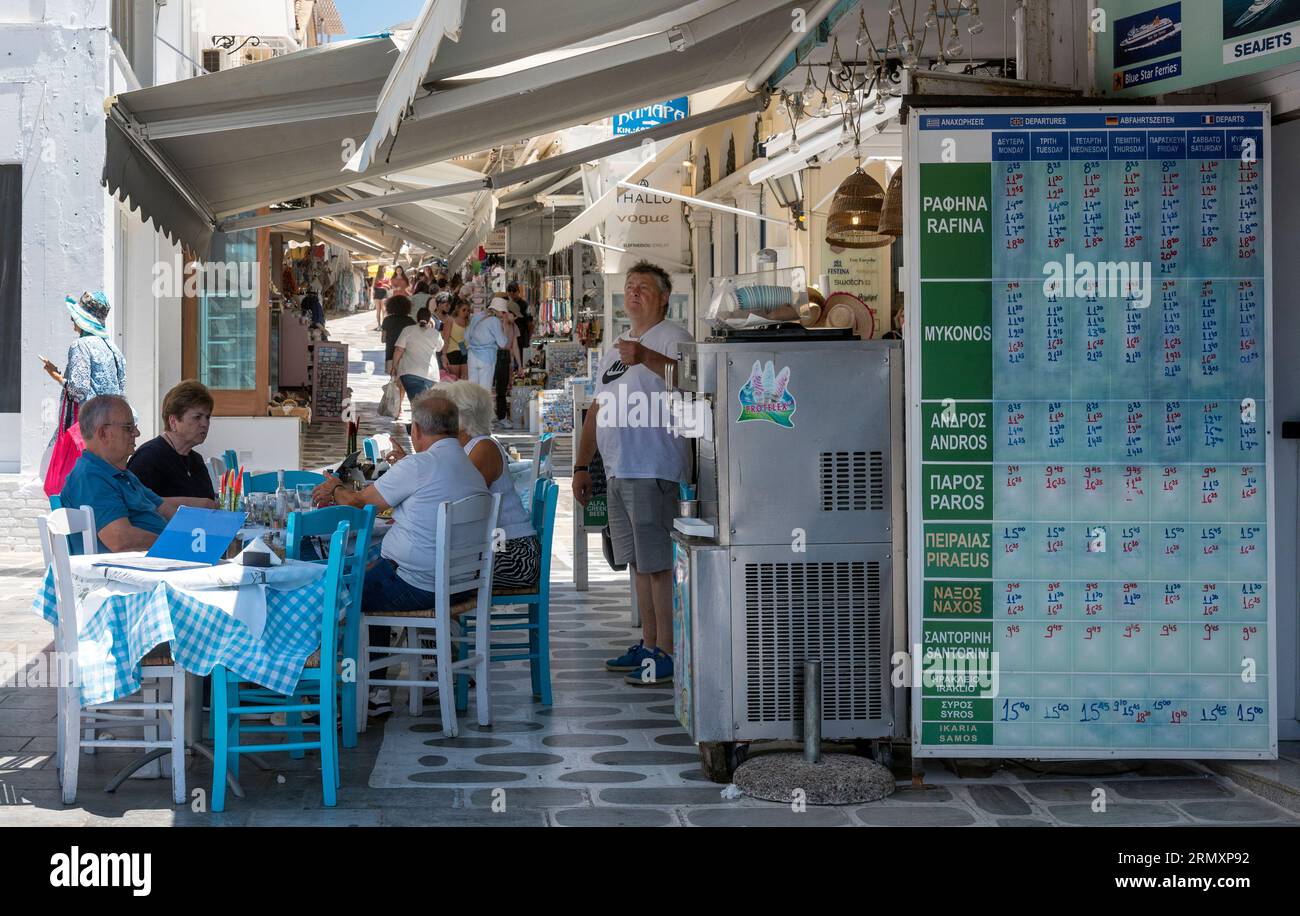 Café dans la ville de Tinos. Banque D'Images