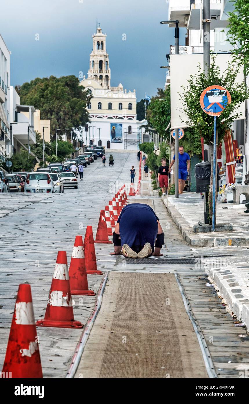 Rampant jusqu'à l'icône, Tinos Town. Banque D'Images