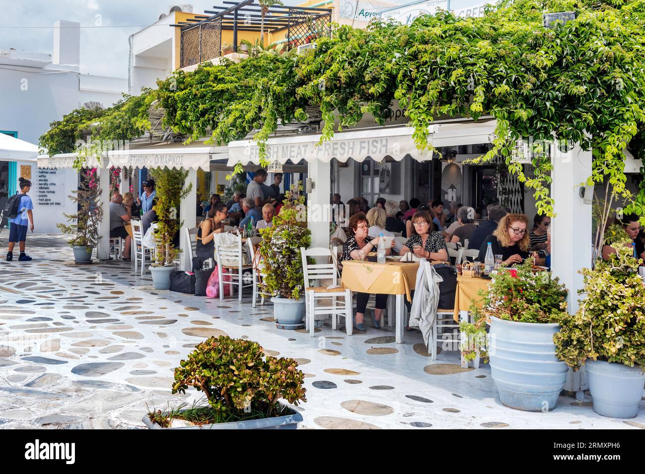 Restaurant dans la ville de Tinos. Banque D'Images