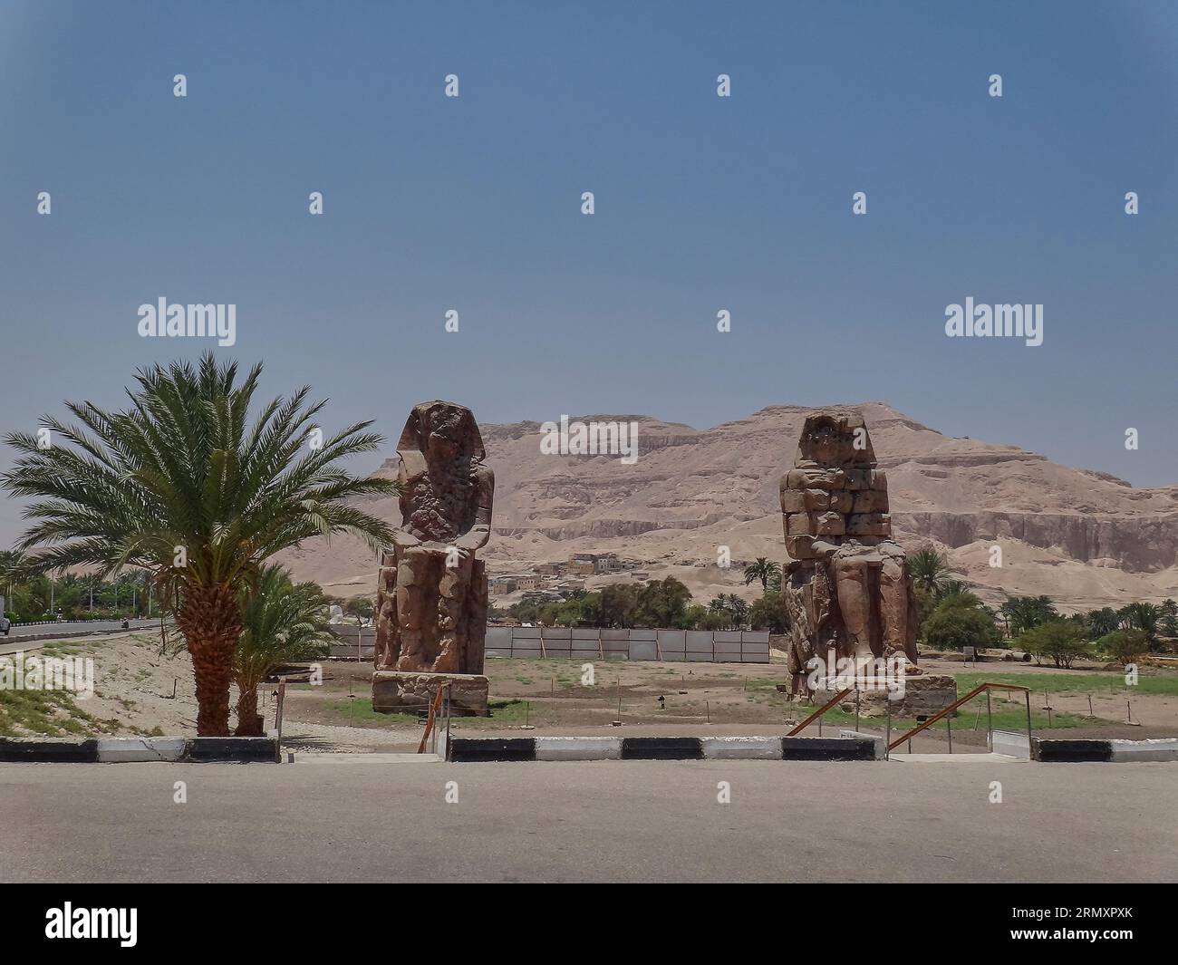 Louxor, Egypte - 05 09 2011 : site archéologique historique du colosse de Memnon dans la nécropole thébaine près de Louxor, Egyp Banque D'Images