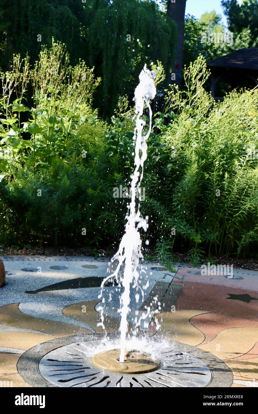 Une fontaine dans le jardin Hershey pour enfants du jardin botanique de Cleveland, Cleveland, Ohio Banque D'Images