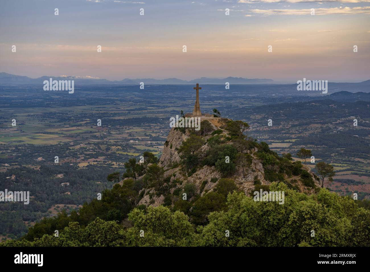 Croix de la Creu des Picot sur la montagne Sant Salvador et la chaîne de montagnes Tramuntana en arrière-plan (Majorque, Îles Baléares, Espagne) Banque D'Images