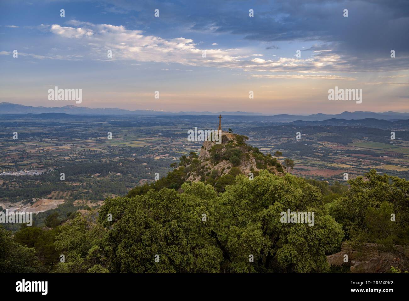Croix de la Creu des Picot sur la montagne Sant Salvador et la chaîne de montagnes Tramuntana en arrière-plan (Majorque, Îles Baléares, Espagne) Banque D'Images
