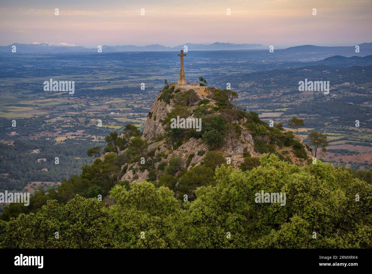 Croix de la Creu des Picot sur la montagne Sant Salvador et la chaîne de montagnes Tramuntana en arrière-plan (Majorque, Îles Baléares, Espagne) Banque D'Images