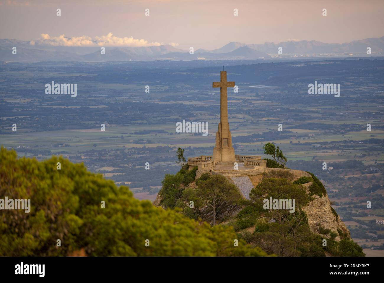 Croix de la Creu des Picot sur la montagne Sant Salvador et la chaîne de montagnes Tramuntana en arrière-plan (Majorque, Îles Baléares, Espagne) Banque D'Images