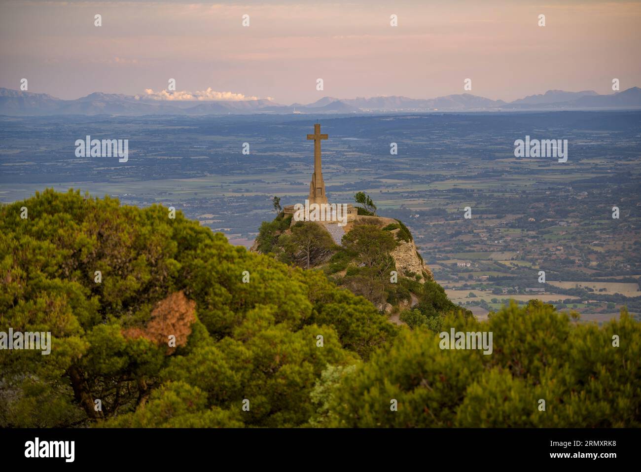 Croix de la Creu des Picot sur la montagne Sant Salvador et la chaîne de montagnes Tramuntana en arrière-plan (Majorque, Îles Baléares, Espagne) Banque D'Images
